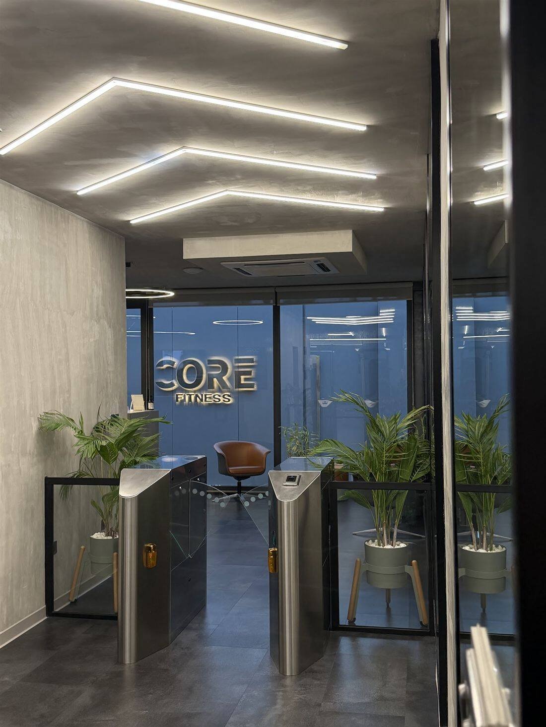 Accueil de CORE Fitness avec le logo lumineux