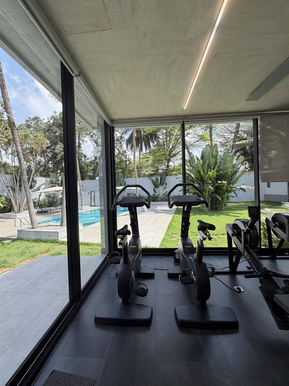 Espace cardio avec vue sur la piscine