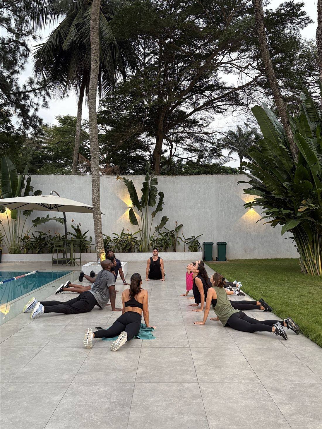 Cours collectif au bord de la piscine