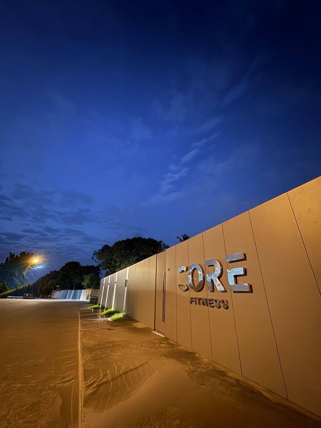 Façade CORE de nuit