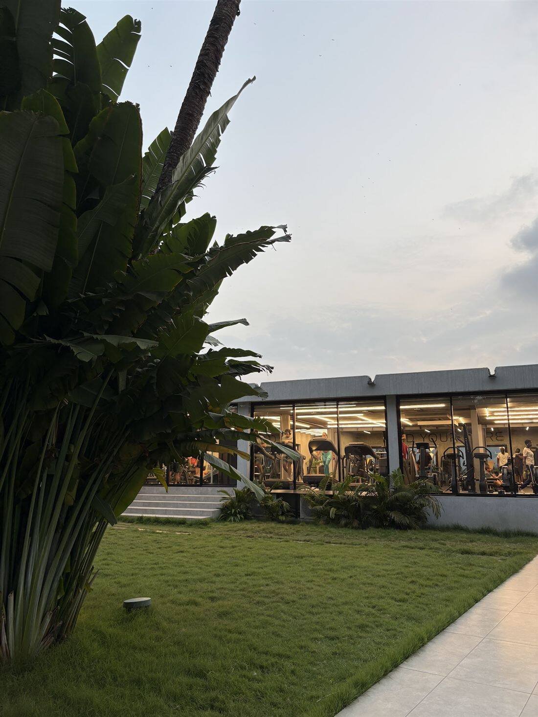 Le jardin et la salle vitrée